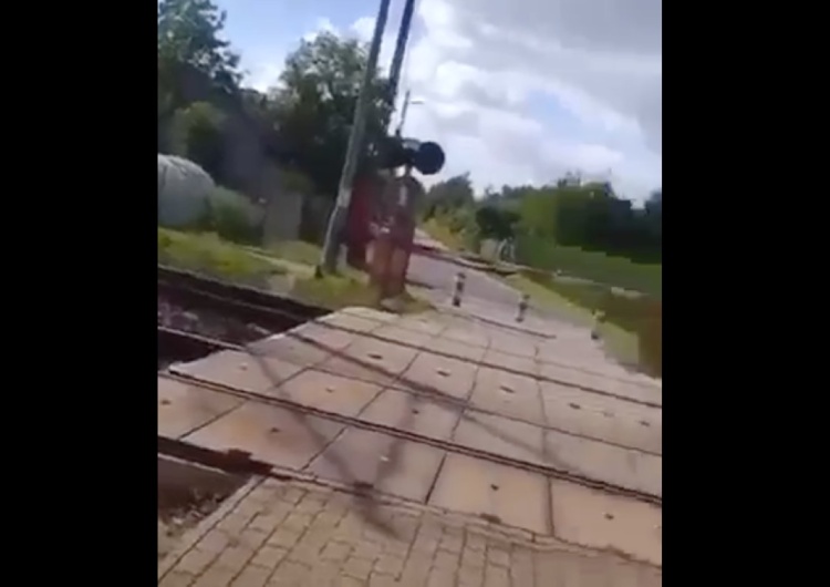  HIT! Wszedł na zamknięty przejazd kolejowy. Takiej reakcji pani dróżnik się nie spodziewał [WIDEO]