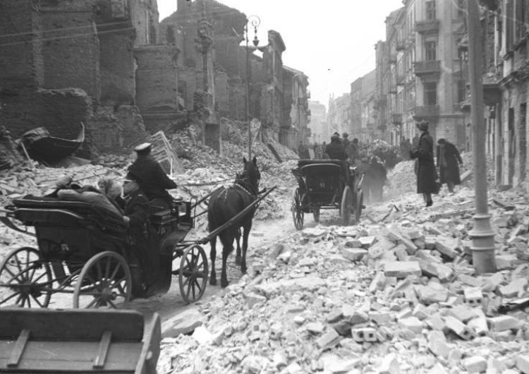 Zniszczona Warszawa [SONDAŻ] Czy podnoszenie kwestii reparacji od Niemiec jest słuszne? Polacy odpowiedzieli