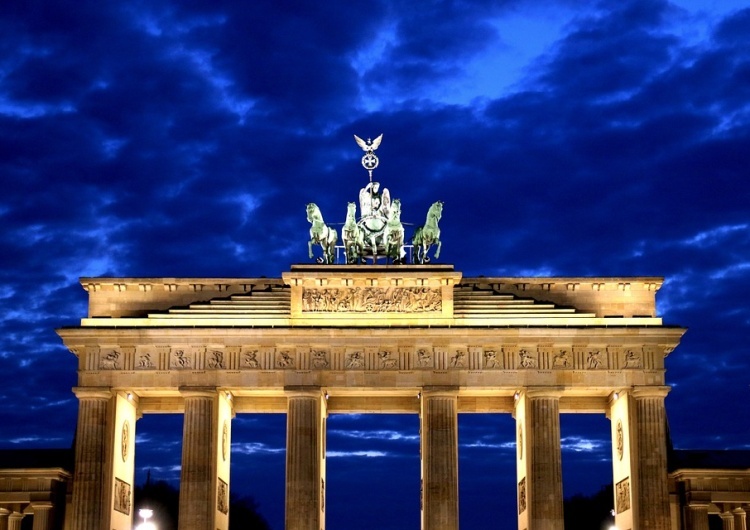 Brama Brandenburska, Berlin Pogrzeb Gorbaczowa. Władze Berlina zdecydowały o opuszczeniu flag do połowy masztów