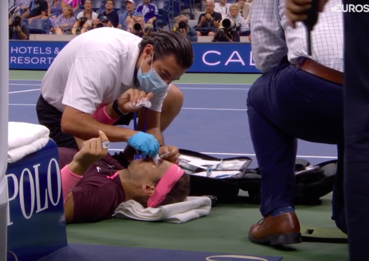  Rafael Nadal zrobił to sam. Konieczna była przerwa medyczna [WIDEO] 
