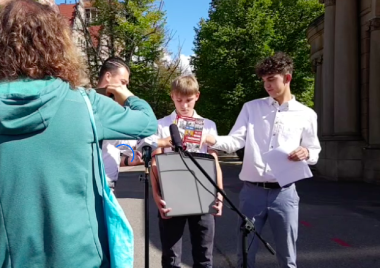  Kontrowersyjny „happening” młodzieżówki PO. Podręcznik prof. Roszkowskiego w niszczarce [WIDEO]