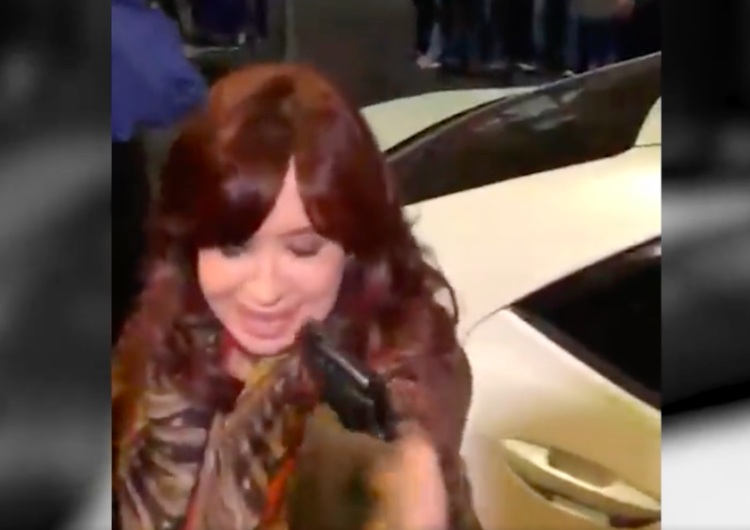  Atak na wiceprezydent Argentyny. Mężczyzna celował z pistoletu [WIDEO] 