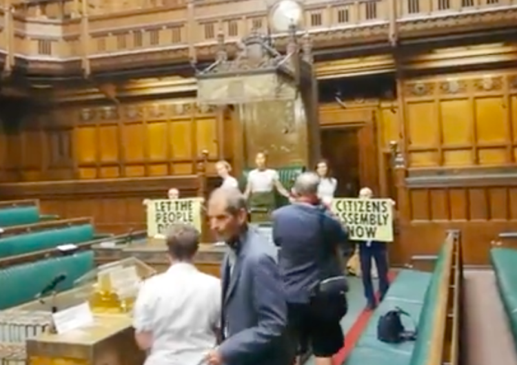  Aktywiści Extinction Rebellion przykleili się do podłogi w sali posiedzeń Izby Gmin [WIDEO]