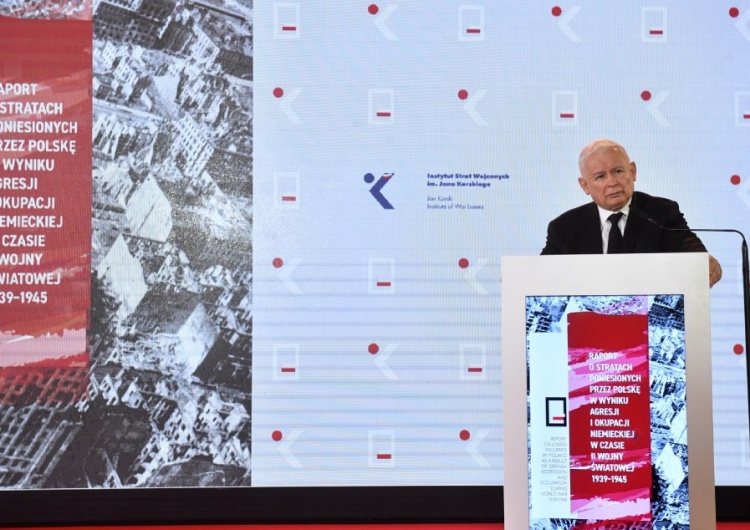 Jarosław Kaczyński podczas prezentacji raportu o stratach poniesionych przez Polskę w wyniku agresji i okupacji niemieckiej w czasie II wojny światowej Niemcy powinny wypłacić reparacje wojenne? Zapytano Polaków [SONDAŻ]