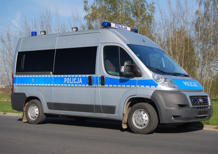Policja Tragiczny wypadek w centrum Warszawy: Kierowca staranował zaparkowane samochody, następnie potrącił rowerzystki