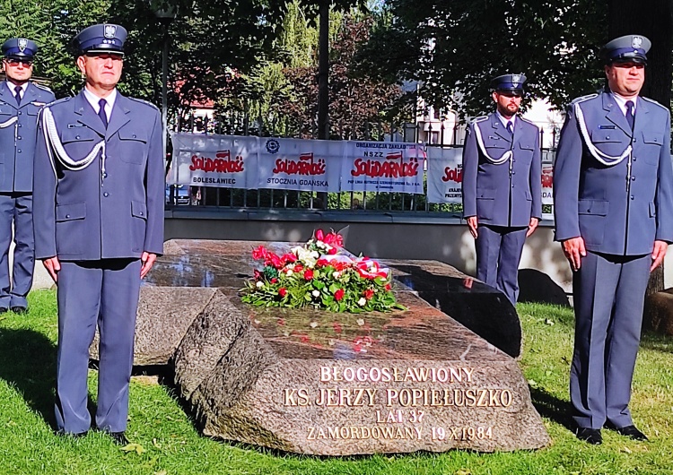 Solidarność Służby Więziennej przy grobie ks. Jerzego
