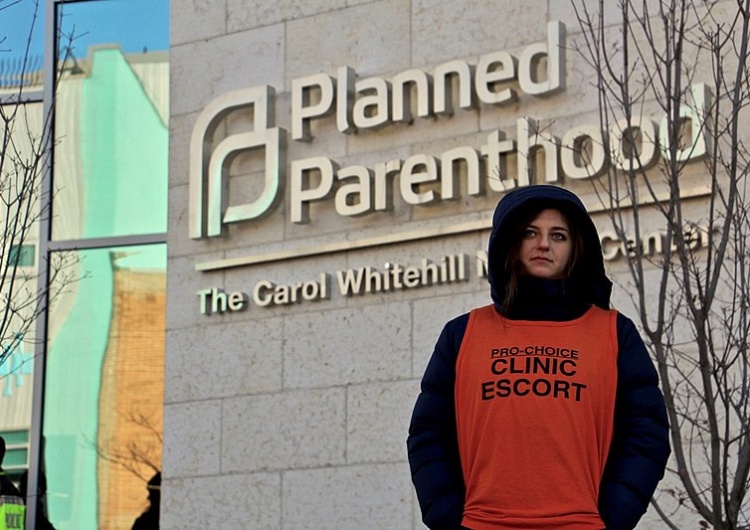  Planned Parenthood w USA szuka nowych źródeł dochodu? Teraz będą sprzedawać hormony do „zmiany płci” dzieciom