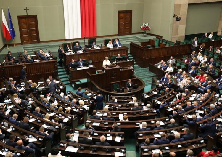 PiS na czele, ale PO depcze po piętach. Ludowcy poza Sejmem. Zobacz najnowszy sondaż