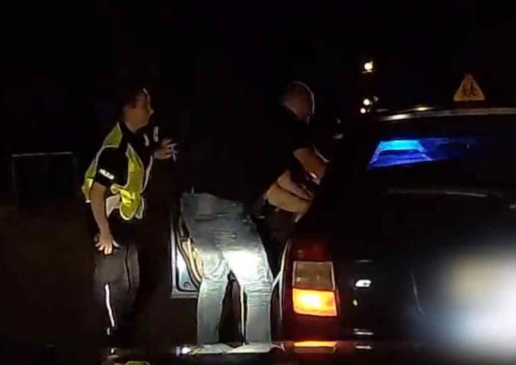 Pościg za pijanym kierowcą  Pościg za pijanym kierowcą. Nagrało się, jak policjanci wyciągają go zza kierownicy [WIDEO]