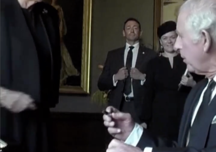 król Karol III „Mam dość tej cholernej rzeczy”. Król Karol III nie wytrzymał. Wszystko się nagrało [WIDEO] 