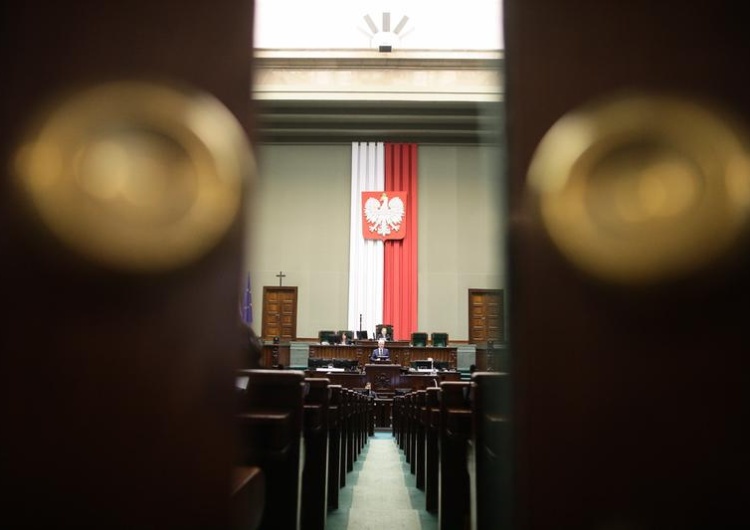 Posłowie PiS złożyli w Sejmie projekt ustawy wydłużający kadencję samorządów