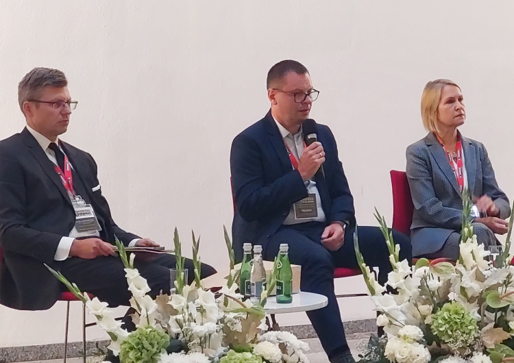 w środuku Piotr Olbryś, członek prezydium Zarządu Region Wielkopolska NSZZ „Solidarność”, przewodniczący komisji zakładowej w Volkswagen Poznań Piotr Olbryś: „Solidarność” to nie tylko dbałość o wynagrodzenia, to również reprezentowanie wartości