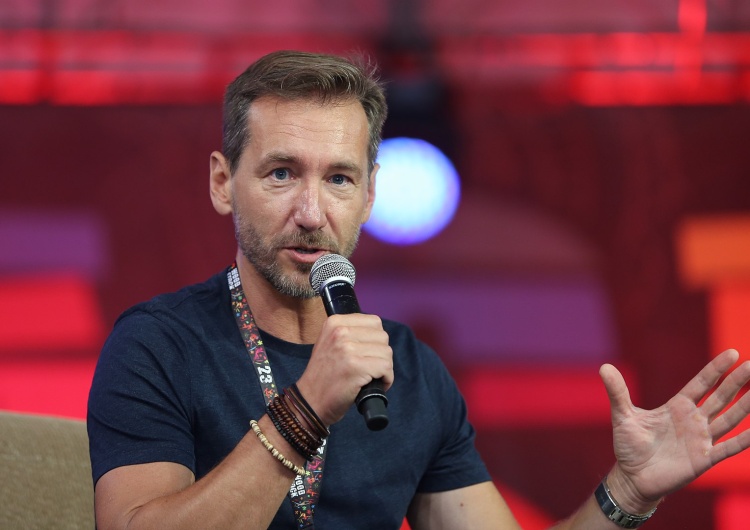 Piotr Kraśko. Dziennikarz TVN skazany na wynoszącą 100 tysięcy złotych grzywnę za prowadzenie samochodu bez uprawnień Surowy wyrok sądu ws. Piotra Kraśki. Dziennikarz TVN zabiera głos
