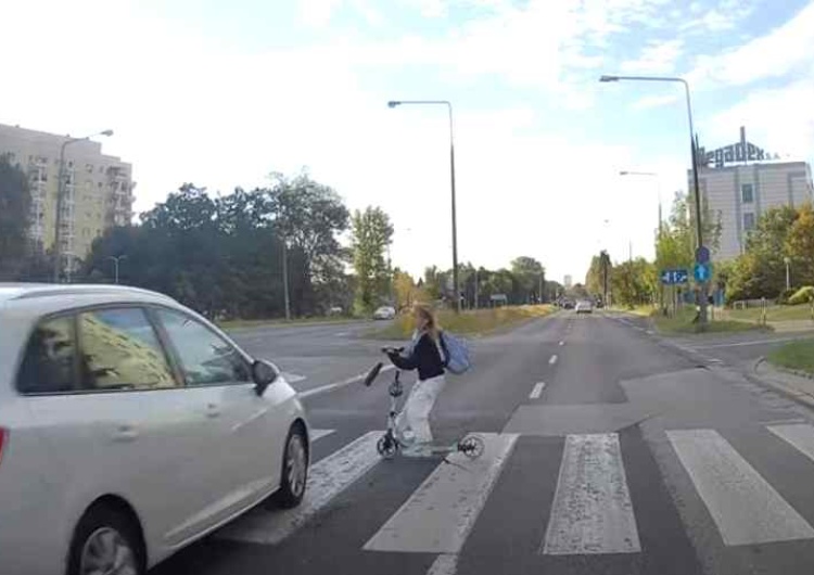 Warszawa. Kierowca prawie potrącił dziecko  Warszawa. O włos od tragedii. Kierowca prawie potrącił dziecko na pasach [WIDEO]