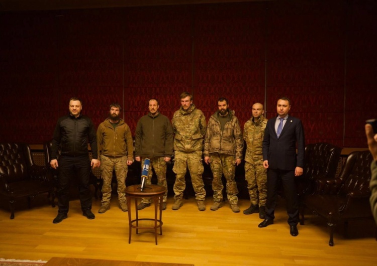 Ukraina odzyskała 215 więźniów z rosyjskiej niewoli, w tym bojowników Mariupola w hucie Azowstal To on był tak ważny dla Putina, że ten oddał za niego obrońców Azowstalu. Znamy szczegóły wymiany jeńców