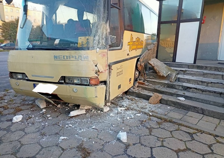 Wypadek autobusu Autobus uderzył w budynek w Gnieźnie. Kierowca trafił do szpitala