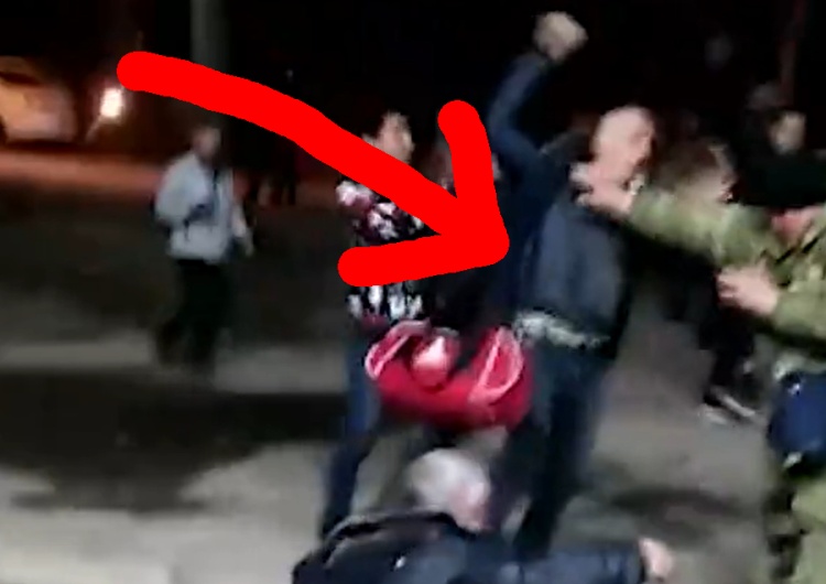 Bójka rosyjskich rekrutów Mobilizacja w Rosji. „Pijani rekruci już walczą między sobą. Morale przebiło sufit” [WIDEO]