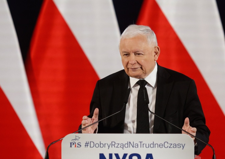 Prezes PiS Jarosław Kaczyński podczas spotkania z mieszkańcami Nysy [najnowszy sondaż] PiS na czele ze wzrostem poparcia. Spadki Hołowni i Lewicy. 6 partii w Sejmie