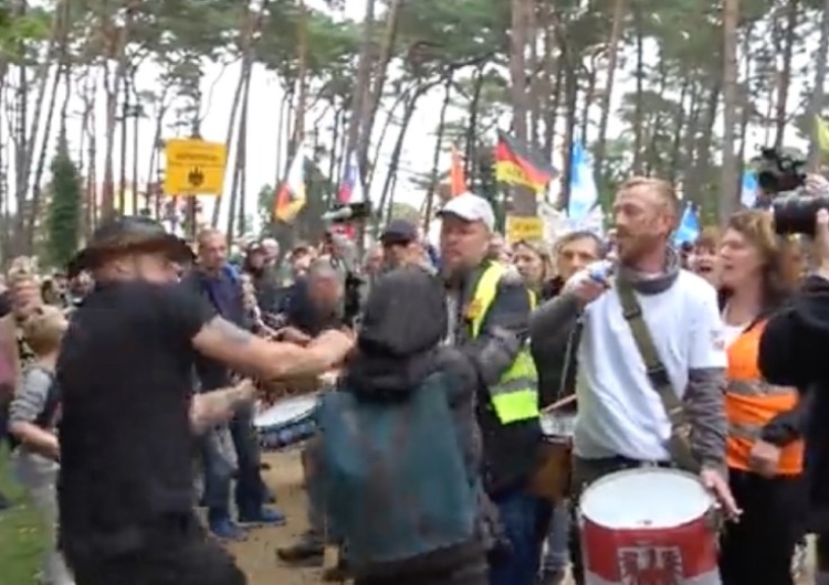  Niemcy: Prorosyjska demonstracja w Lubminie. Zaatakowano młode kobiety z Ukrainy [WIDEO] 