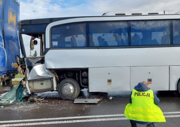  Autobus zderzył się z tirem. Podróżowało w nim 27 dzieci