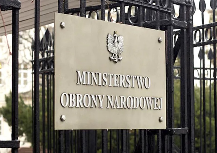 Solidarność Pracowników Cywilnych MON żąda 800 zł podwyżki. Do ministra Błaszczaka trafiło pismo w tej sprawie