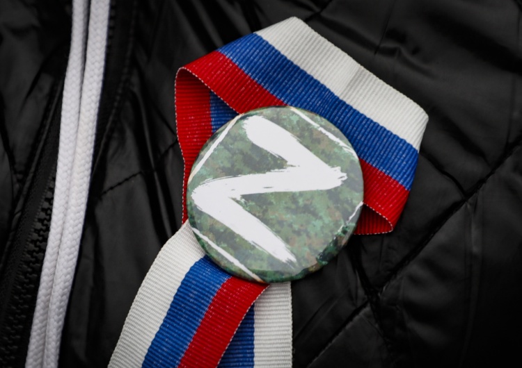 Symbol rosyjskiej inwazji na uroczystości w Moskwie zorganizowanej po ceremonii podpisania aneksji czterech kolejnych obwodów Ukrainy