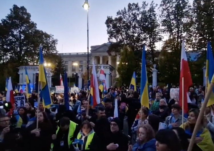  „Ter-ro-ryś-ci, ter-ro-ryś-ci!” Gorąco pod rosyjską ambasadą w Warszawie [WIDEO]
