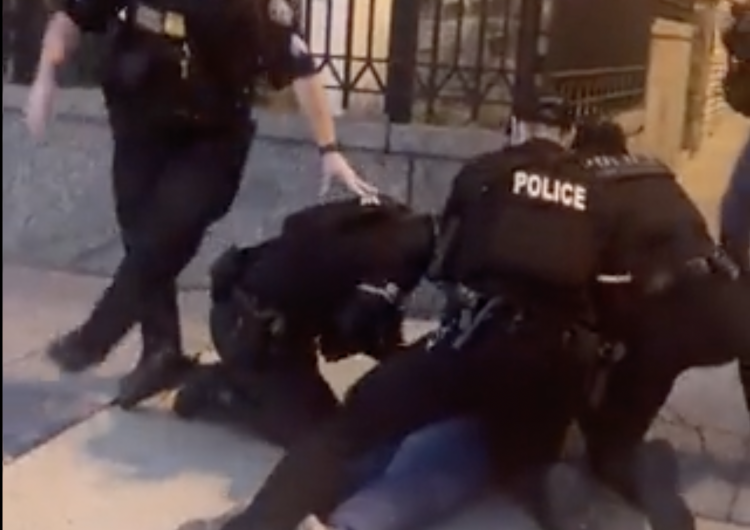 zwolenniczka Putina opluła policjanta USA. Zwolenniczka Putina opluła policjanta. Tak zareagowali mundurowi [WIDEO]