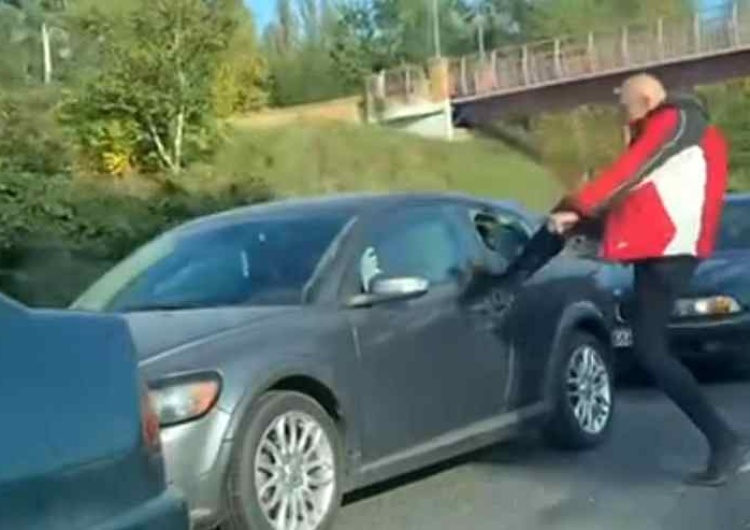 Kierowca Kierowca wpadł w szał. Skopał auto i okładał je pięściami [WIDEO]