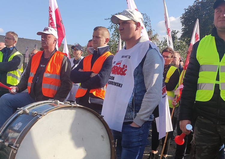Pikieta przed bramą Huty Pokój w Rudzie Śląskiej