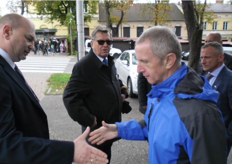 /Fot. Na pierwszym planie z prawej - szef Solidarności w URSUSIE Chełmno Piotr Janowski i członkowie Prezydium ZR Toruńsko-Włocławskiego Koniec strajku w URSUSIE Chełmno!