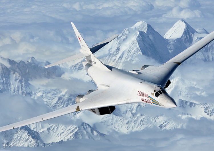 Rosyjski bombowiec Tu-160 Rosyjskie bombowce Tu-160 i Tu-95 blisko granicy z Finlandią i Norwegią. Są zdolne przenosić ładunki nuklearne  [FOTO]