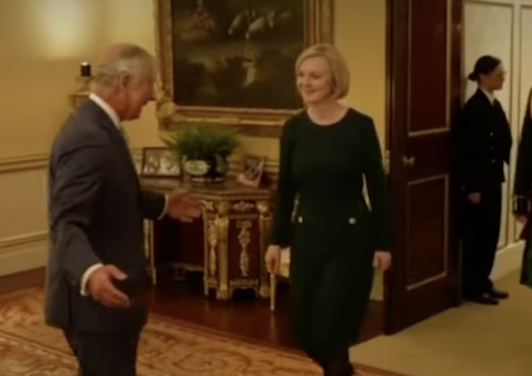Karol III i Liz Truss Tak król Karol III powitał brytyjską premier. Kuriozalne nagranie obiegło świat