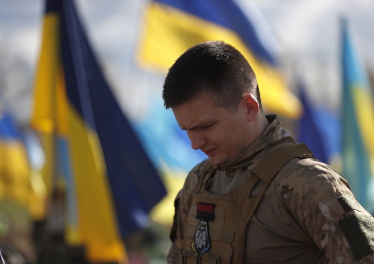Ukraiński żołnierz Politico: Ukraina prosi m.in. o 300 czołgów i 1000 bojowych wozów piechoty