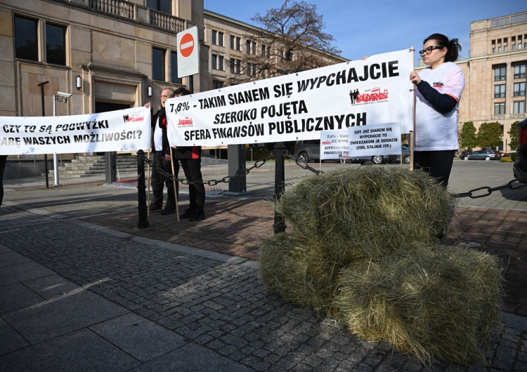 „Takim sianem się wypchajcie!” Trwa happening „S” pracowników sfery finansów publicznych