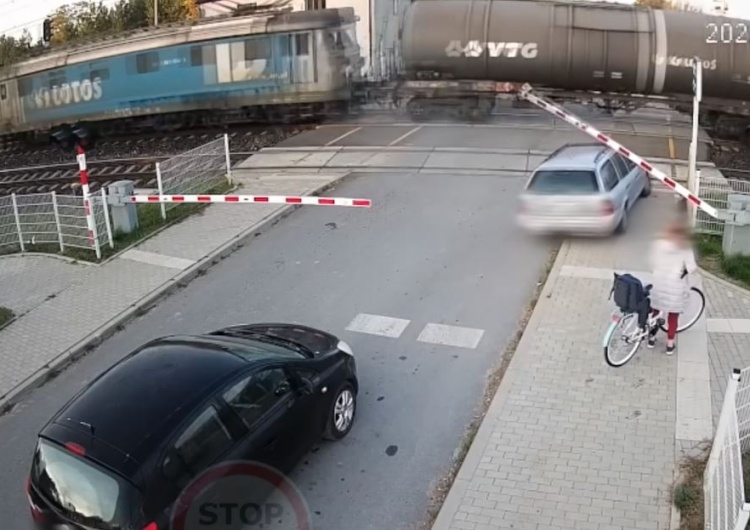 Wjechał wprost pod pociąg Lubelskie. Staranował zaporę i wjechał wprost pod pociąg [WIDEO]