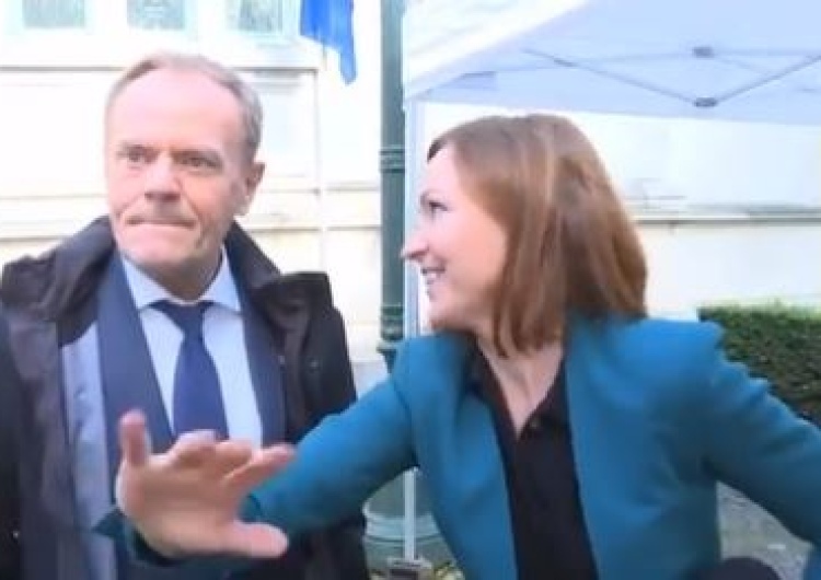 Donald Tusk z dziennikarką Polsatu Dorotą Bawołek [WIDEO] Operator kamery spytał Tuska, czy wypowie się dla TVP. Dziennikarka Polsatu: „Nie nie, proszę odejść”