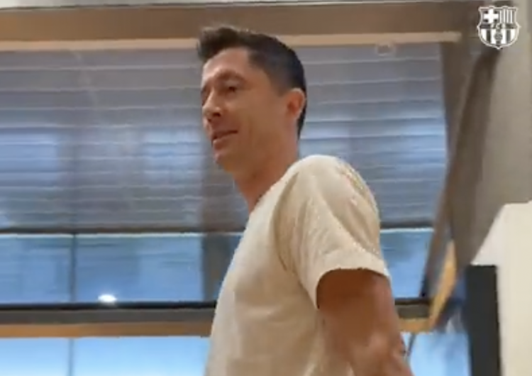 Robert Lewandowski W klubowym budynku FC Barcelony pojawił się kibic z biało-czerwoną flagą. Oto, co zrobił Robert Lewandowski [WIDEO]
