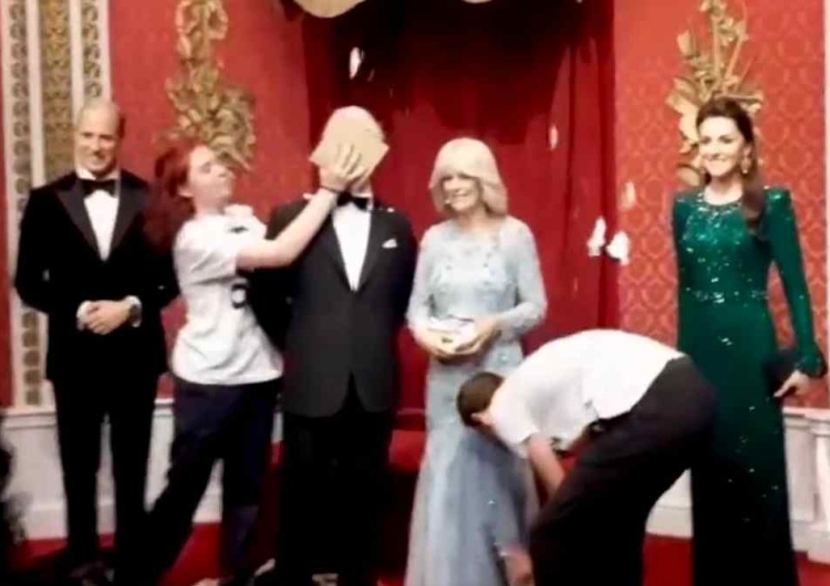 Figura króla Karola III Aktywiści obrzucili figurę króla Karola III ciastem czekoladowym [WIDEO]