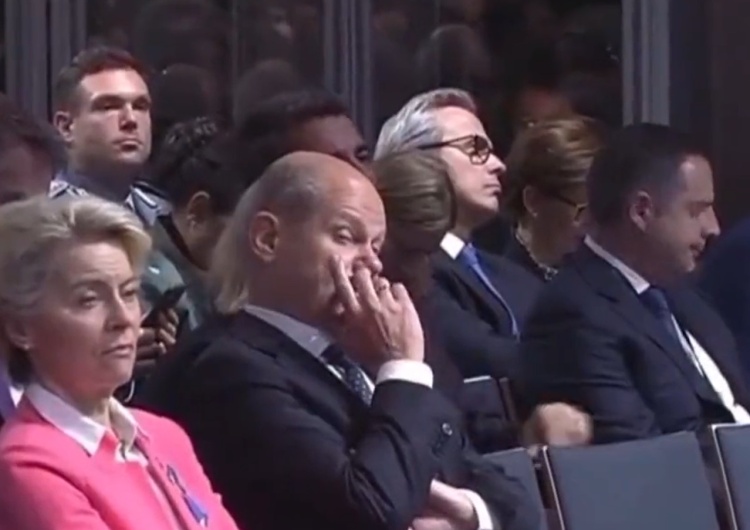 Olaf Scholz dłubie w nosie Morawiecki w Berlinie o pomocy Ukrainie. A Scholz w tym czasie... dłubie w nosie [VIDEO]
