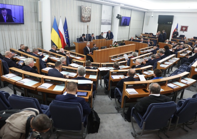 Za przyjęciem uchwały zagłosowali wszyscy obecni na sali senatorowie. Senat uznał Federację Rosyjską za reżim terrorystyczny