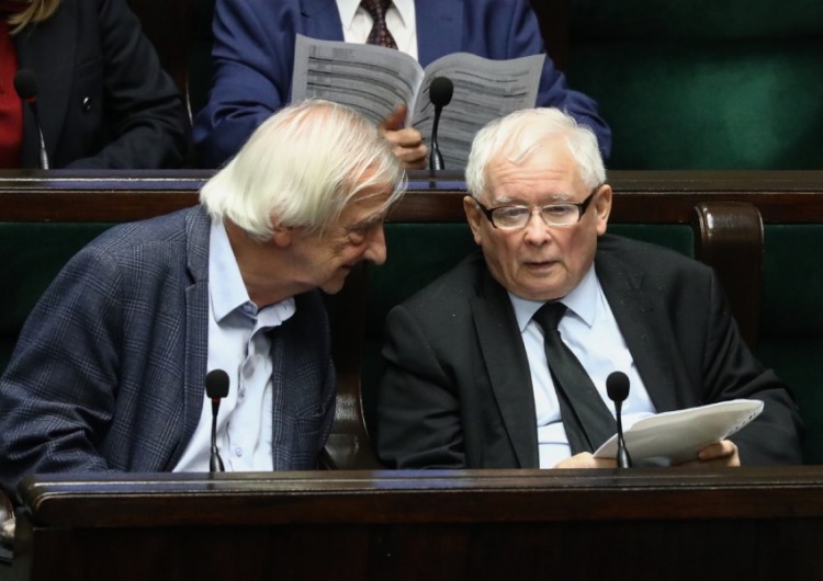 Szef klubu PiS Ryszard Terlecki i prezes PiS Jarosław Kaczyński Koalicja Obywatelska minimalnie zbliża się do PiS. Zobacz najnowszy sondaż