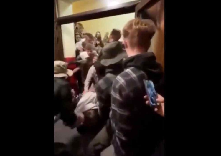 Dyskoteka w Czechach Czechy: Wybuch paniki na halloweenowej dyskotece [WIDEO]