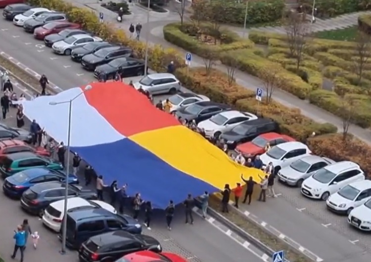 Polska i ukraińska flaga zszyte ze sobą na ulicach Kijowa Ukraińcy przenieśli ulicami Kijowa ogromne zszyte ze sobą flagi Polski i Ukrainy [WIDEO]
