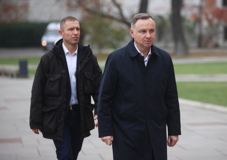 Prezydent RP Andrzej Duda Prezydent Andrzej Duda odwiedził grób Lecha i Marii Kaczyńskich w katedrze na Wawelu