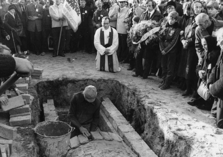 Pogrzeb księdza Jerzego Popiełuszki. Modlitwa tuż po pochówku. 38 lat temu odbył się pogrzeb bł. ks. Jerzego Popiełuszki