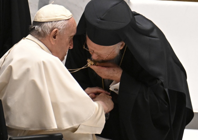 Papież Franciszek i zwierzchnik światowego prawosławia patriarcha Bartłomiej I całujący papieski krzyż Papież przewodniczył ekumenicznej modlitwie o pokój
