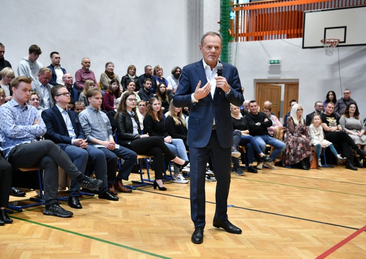 Donald Tusk w Sandomierzu Donald Tusk złamał prawo oświatowe? Co zrobi Kamila Gasiuk-Pihowicz?
