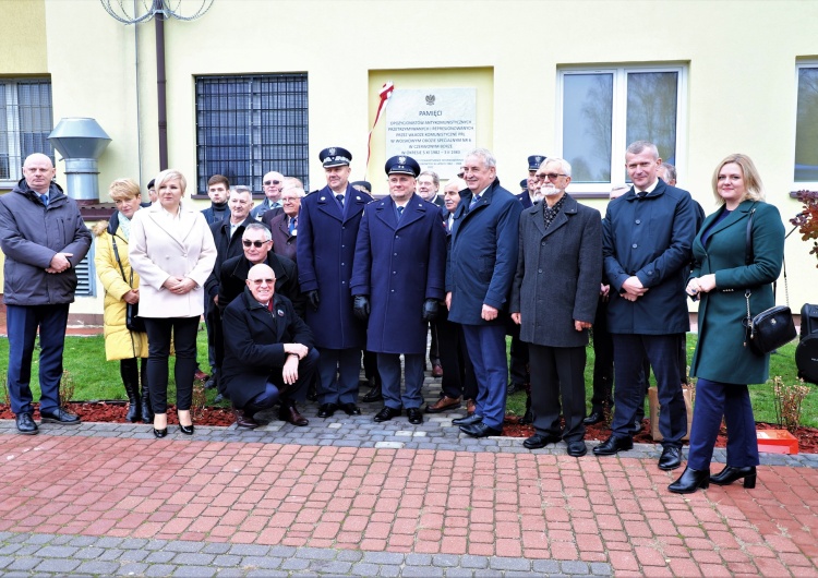 W Czerwonym Borze odsłonięto tablicę upamiętniającą przetrzymywanych w Wojskowym Obozie Specjalnym nr 6