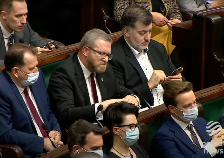 Posłowie Konfederacji na sali sejmowej Do Konfederacji dołączy nowy poseł? Nieoficjalne informacje